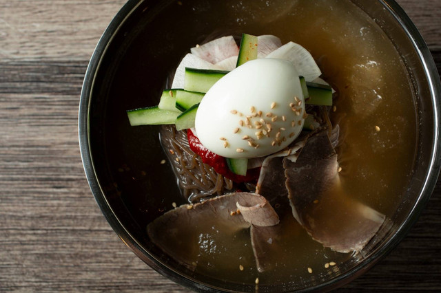 Mul naengmyeon Disajikan dengan Kaldu Dingin (Sumber: https://www.shutterstock.com/image-photo/top-down-view-bowl-mulnaengmyeon-this-2462304759)