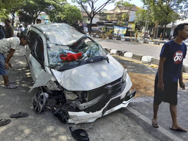 Kondisi mobil Honda Mobilio yang tabrak pohon dan terguling di Ring Road Selatan, Kabupaten Bantul, Minggu (15/9/2024). Foto: Dok. Polres Bantul