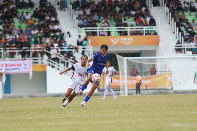 Salah satu pemain Jawa Barat, Helsya Maeisyaroh sedang membawa bola di laga final vs Jakarta di PON 2024, Sabtu (14/9). Foto: Dok. Ahmad Maherdika/@fotobolakita