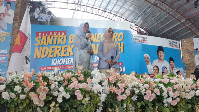 'Relawan Santri Nderek Kiai' saat melaksanakan ikrar memenangkan pasangan Setyo Wahono-Nurul Azizah sebagai Bupati dan Wakil Bupati Bojonegoro, di kompleks Gofun Entertainment, Bojonegoro. Minggu (15/09/2924).