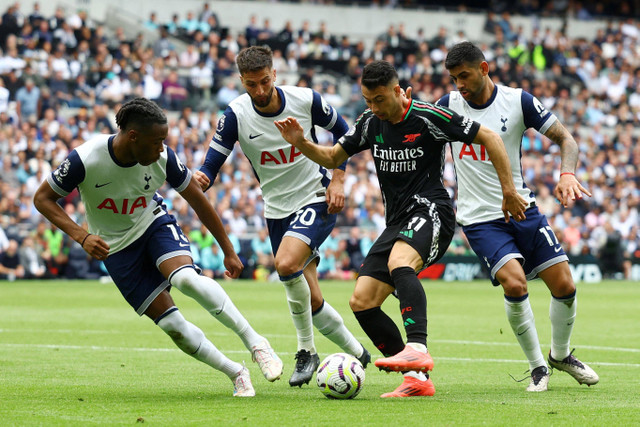 Pemain Arsenal Gabriel Martinelli berusaha melewati pemain Tottenham Hotspur pada pertandingan Liga Inggris di Tottenham Hotspur Stadium, London, Inggris, Minggu (15/9/2024). Foto: Matthew Childs/ REUTERS