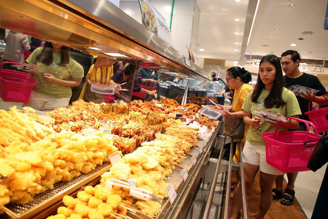 Pengunjung tengah memilih tempura yang tersedia di AEON CitraRaya Tangerang. Foto: AEON