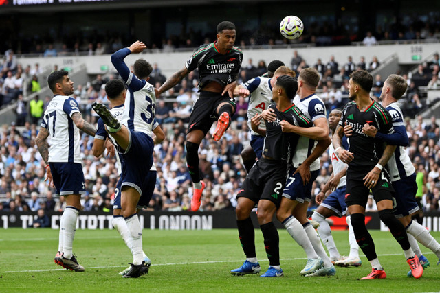 Pemain Arsenal Gabriel Magalhaes mencetak gol ke gawang Tottenham Hotspur pada pertandingan Liga Inggris di Tottenham Hotspur Stadium, London, Inggris, Minggu (15/9/2024).
 Foto: Tony O Brien/REUTERS