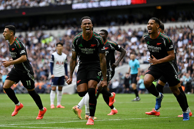 Selebrasi pemain Arsenal Gabriel Magalhaes usai mencetak gol ke gawang Tottenham Hotspur pada pertandingan Liga Inggris di Tottenham Hotspur Stadium, London, Inggris, Minggu (15/9/2024). Foto: Tony O Brien/REUTERS