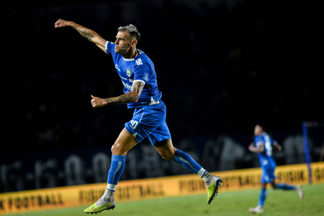 Selebrasi pemain Persib Bandung Tyronne del Pino usai mencetak gol ke gawang PSIS Semarang pada pertandingan Liga 1 di Stadion Si Jalak Harupat, Bandung, Minggu (15/9/2024). Foto: Raisan Al Farisi/ANTARA FOTO