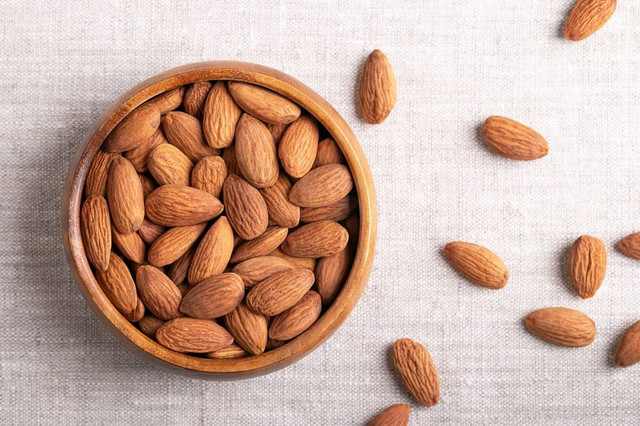 Ilustrasi Kacang Almond (sumber: shutterstock.com)