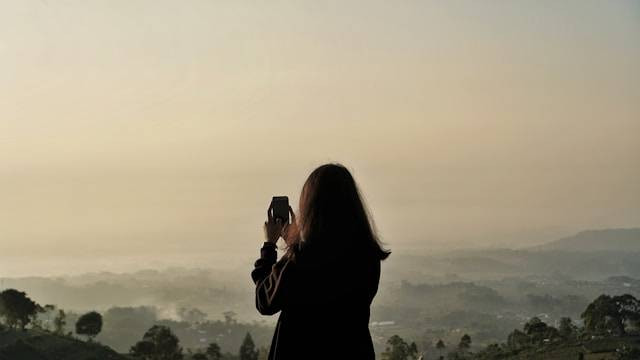 Sejarah Candi Cetho Karanganyar. Foto hanyalah ilustrasi, bukan tempat yang sebenarnya. Sumber: Unsplash/Jeremy Liem