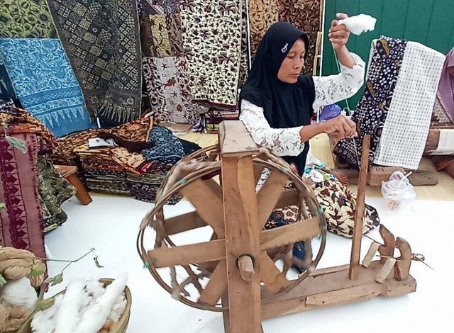 Warni, pemintal benang tradisional asal Tuban. Foto: Masruroh/Basra