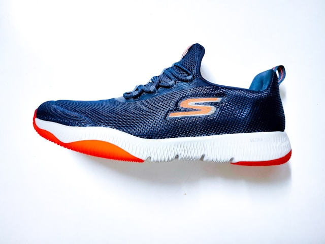 Ilustrasi sepatu lari Skechers terbaik. Sumber: unsplash.com/TheDkPhotography.