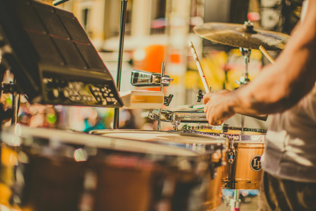 Ilustrasi Cara Memegang Stick Drum yang Benar. Foto: Pexels.com/Caleb Oquendo