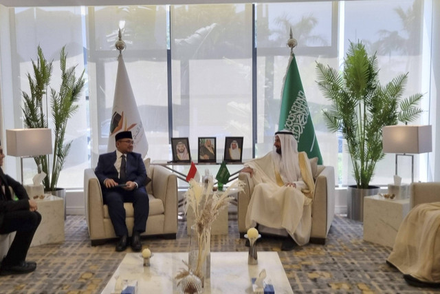 Menteri Agama Yaqut Cholil Qoumas bertemu dengan Menteri Haji dan Umrah Arab Saudi Tawfiq F Al Rabiah di Jeddah bahas persiapan Haji 2025. Foto: Dok. Kemenag