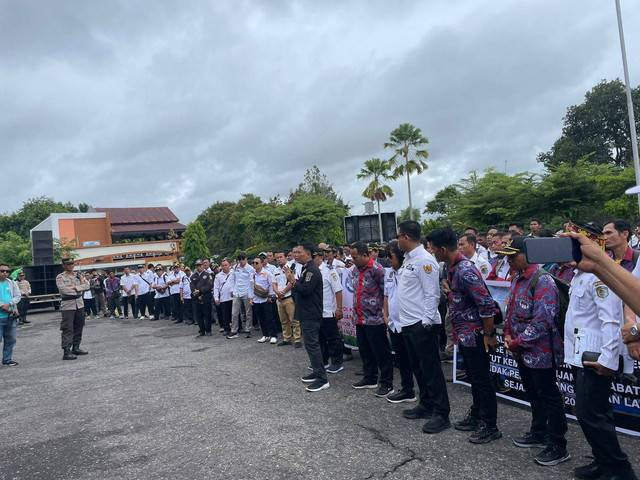 Ratusan Kades, BPD dan perangkat desa se-Kabupaten Sintang berdemo ke Kantor Bupati Sintang menuntut pembayaran tunjangan sesuai Perbup. Foto: Yusrizal Bota/Hi!Pontianak