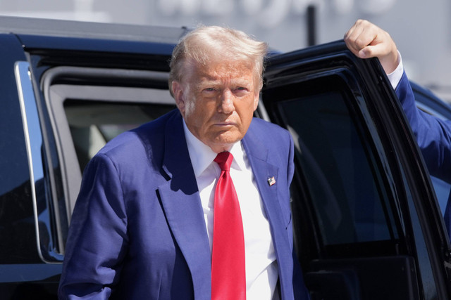 Calon presiden Amerika Serikat dari Partai Republik, Donald Trump, tiba di Bandara Internasional Harry Reid untuk menaiki pesawat setelah melakukan perjalanan kampanye, Sabtu (14/9/2024). Foto: Alex Brandon/AP Photo