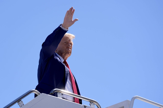 Calon presiden dari Partai Republik Donald Trump melambaikan tangan saat menaiki pesawat di Bandara Internasional Harry Reid setelah perjalanan kampanye, Sabtu (14/9/2024). Foto: Alex Brandon/AP Photo