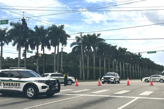 Kendaraan sheriff terlihat di dekat Trump International Golf Club di West Palm Beach, Florida, Minggu (15/9/2024). Foto: Stephany Matat/AP Photo