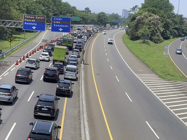 Kondisi lalu lintas di exit Tol Ciawi arah Puncak macet parah, Senin (16/9/2024). Foto: Mirsan Simamora/kumparan