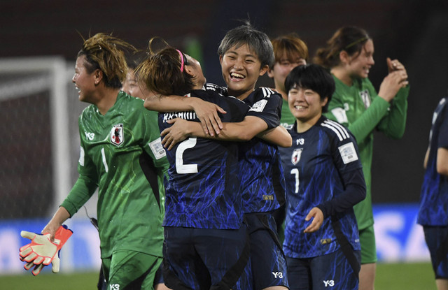 Para pemain Jepang merayakan kemenangan setelah menang usai melawan Spanyol pada pertandingan perempat final Piala Dunia Wanita U-20 FIFA 2024 di stadion Atanasio Girardot di Medellin, Kolombia, Minggu (15/9/2024). Foto: JAIME SALDARRIAGA/AFP