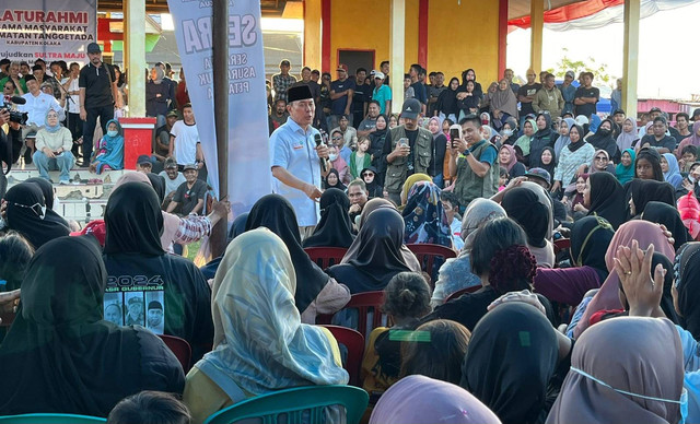 ASR saat berinteraksi dengan warga Anaiwoi, Kabupaten Kolaka.