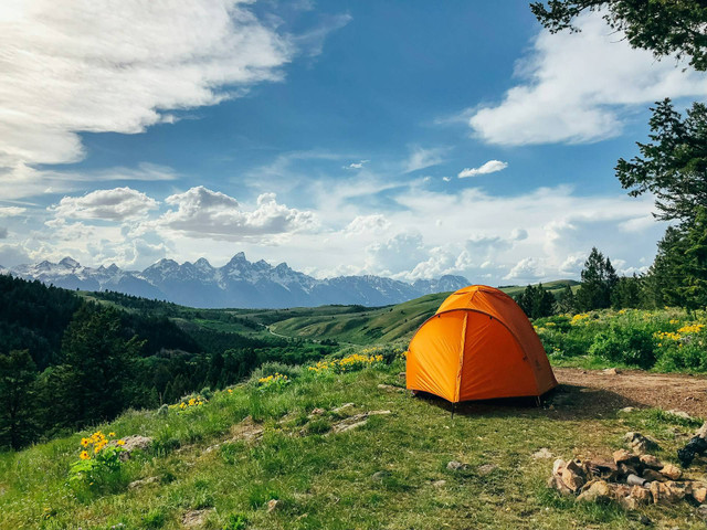 Matanari Camping Ground. Foto hanya ilustrasi, bukan tempat sebenarnya. Sumber: Unsplash/Jesse Gardner