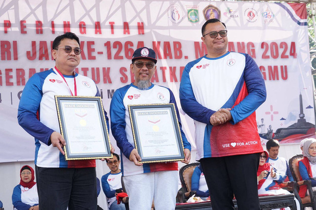 Penyerahan Rekor MURI penggunaan aplikasi DETAK C Terbanyak kepada PERKI Cabang Malang. Dari kiri ke kanan : dr. Ade Meidian Ambari, SpJP (K), FIHA., Prof. dr. M. Saifur  Rohman, SpJP (K), Ph.D, FIHA., dan Awan Rahargo. Dok : Pemkab Malang