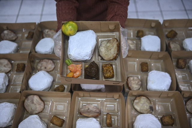 Pekerja menyiapkan paket makanan untuk atlet dan tenaga pendukung PON XXI Aceh-Sumut 2024 di dapur SMK 3 Banda Aceh, Lhong Raya, Banda Aceh, Aceh, Senin (16/9/2024). Foto: Andreas Fitri Atmoko/ANTARA FOTO 