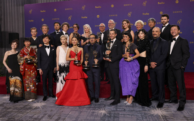 Anna Sawai, pemenang Aktris Utama Terbaik dalam Serial Drama untuk "Shogun", Hiroyuki Sanada, Aktor Utama Terbaik dalam Serial Drama untuk "Shogun" dan para pemain serta kru di Primetime Emmy Awards ke-76 di Los Angeles, California, A.S Foto: Mike Blake/REUTERS 