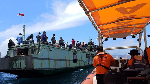 Kapal KM Nur Rezki saat berada di tengah laut mengalami mati mesin.