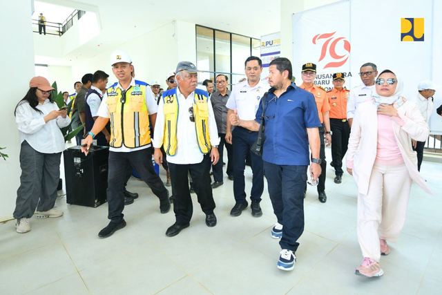 Menteri PUPR Basuki Hadimuljono (ketiga kiri) menyambut kunjungan anggota Komisi V DPR R dan jajaran Kapolri Listyo Sigit di IKN. Foto: Dok. Kementerian PUPR