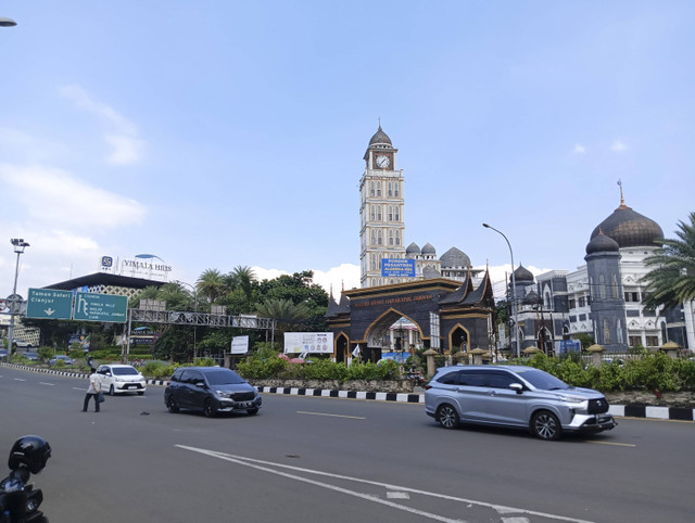 Kondisi di Simpang Gadong sudah lancar, arah masih one way dari Puncak ke Jakarta, Senin (16/9/2024). Foto: kumparan