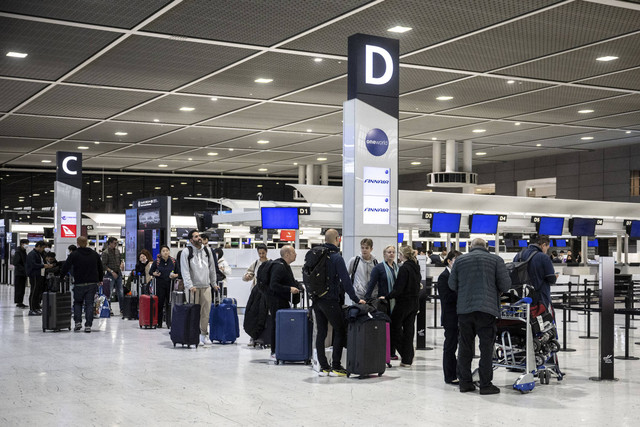 Ilustrasi wisatawan di bandara Narita Internasional, Jepang. Foto: PHILIP FONG/AFP