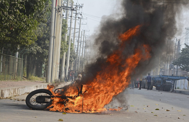 Ilustrasi motor terbakar. Foto: Vector and photos/Shutterstock