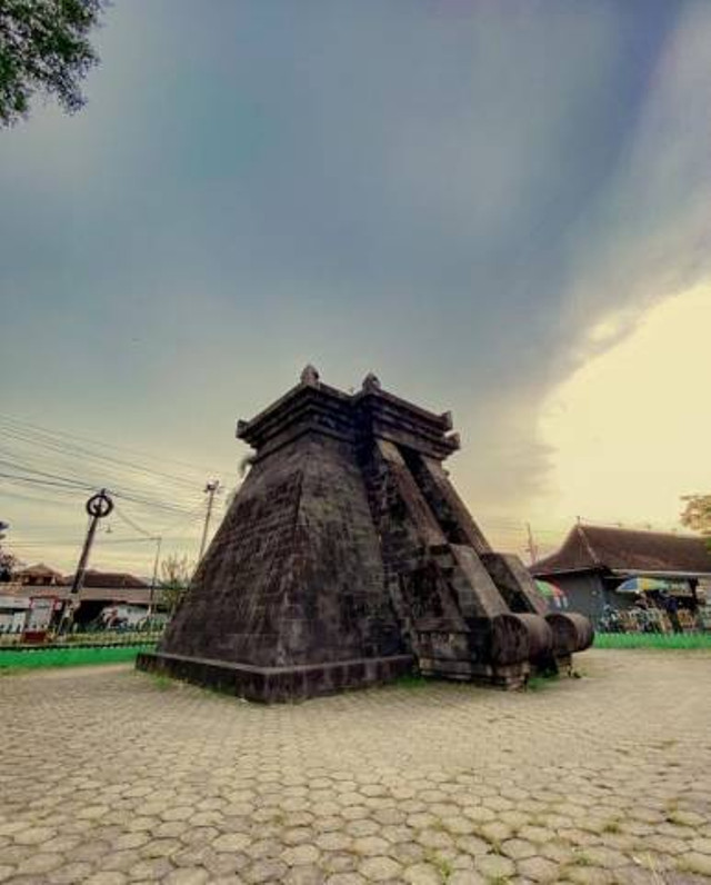 Tampilan dari dekat Tugu Pusaka Wonogiri, peninggalan Mangkunegaran Surakarta (sumber foto: akun X @seputar_wngr)