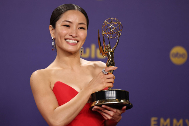 Anna Sawai menerima penghargaan Aktris Utama Terbaik dalam Serial Drama untuk "Shogun" di Primetime Emmy Awards ke-76 di Los Angeles, California, AS, Minggu (15/9/2024). Foto: Mike Blake/REUTERS 