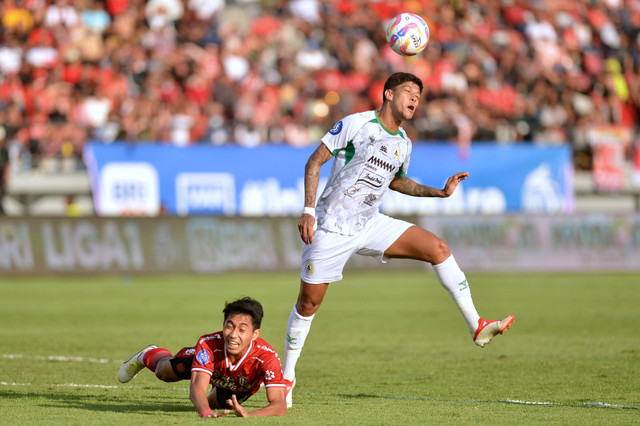 Pemain Bali United I Made Tito Wiratama berebut bola dengan pemain PSS Sleman Roberto Pimenta Vinagre Filho pada pertandingan Liga 1 di Stadion Kapten I Wayan Dipta Gianyar, Bali, Senin (16/9/2024). Foto: Fikri Yusuf/ANTARA FOTO