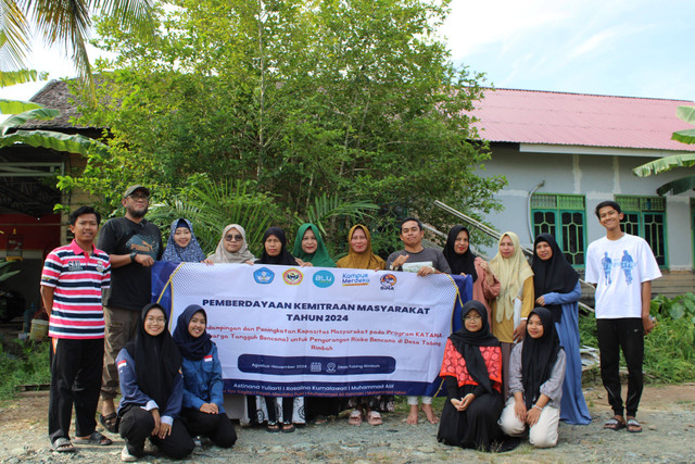 Foto bersama tim pengabdian dan masyarakat desa