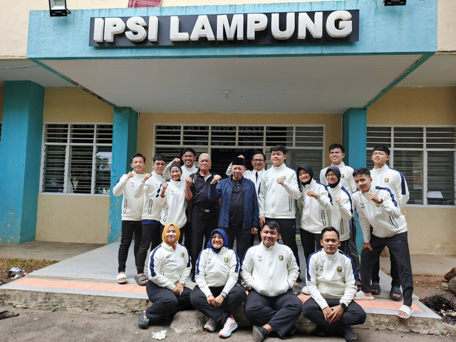 Ketua Ikatan Pencak Silat Seluruh Indonesia (IPSI) Provinsi Lampung, Faishol Djausal bersama para pelatih dan atlet | Foto : Eka Febriani / Lampung Geh