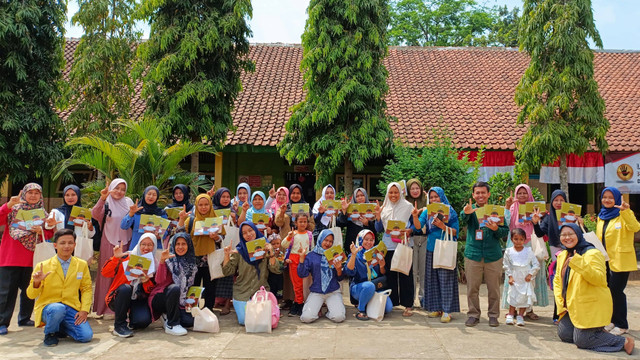 Foto bersama Tim Pengabdian Masyarakat UNNES dan para wali murid SD Negeri Pakintelan 03