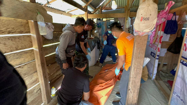 Polisi mengevakuasi korban dan melakukan olah TKP. Foto: Dok Polisi.