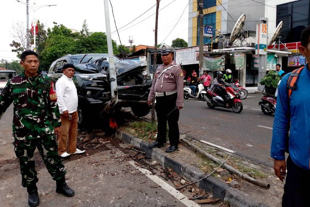 Toyota Fortuner ringsek usai tabrak tiang lampu jalan di kawasan Kembangan, Jakarta Barat, Senin (16/9/2024). Foto: Dok. Istimewa