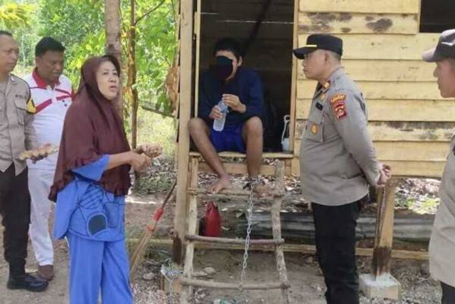 Suasana saat Kapolsek Cambai Agung menemui ibu yang memasung anaknya, Foto : Ist