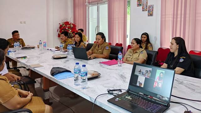 Sekda Kabupaten Sitaro, Denny D Kondoj, saat memimpin rapat evaluasi dari program Bantuan Operasional Keluarga Berencana (BOKB).