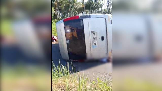 Mobil antar jemput siswa SD di Kota Manado alami kecelakaan di ruas jalan belakang GPI Manado. (foto: istimewa)