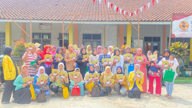 Foto Bersama Tim Pengabdian Masyarakat UNNES dan Wali Murid Kelas 1 di SD Negeri Ngijo 01 Semarang 