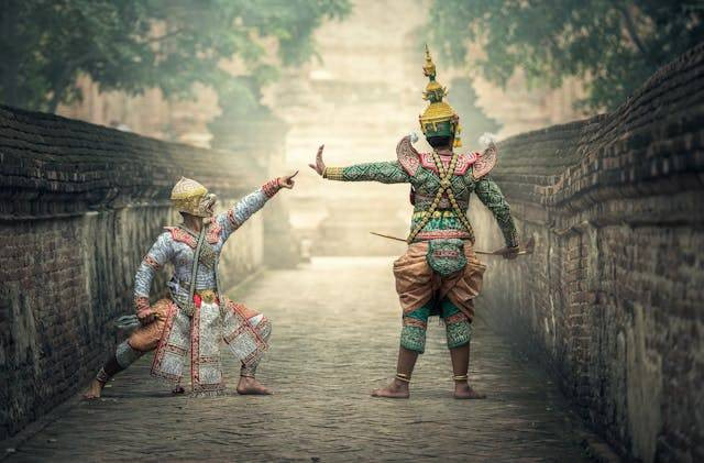 sumber foto:https://www.pexels.com/id-id/foto/two-man-in-costume-on-alley-236171/