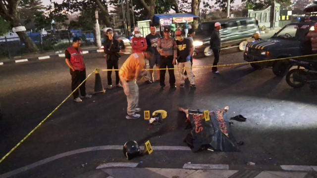 Polisi mendatangi TKP tewasnya mahasiswa yang dibacok gerombolan di depan SPBU Kelud, Semarang. Foto: Dok. Polrestabes Semarang