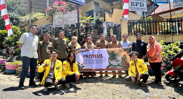 Foto bersama masyarakat setempat dan Kepala Desa Talang Lindung