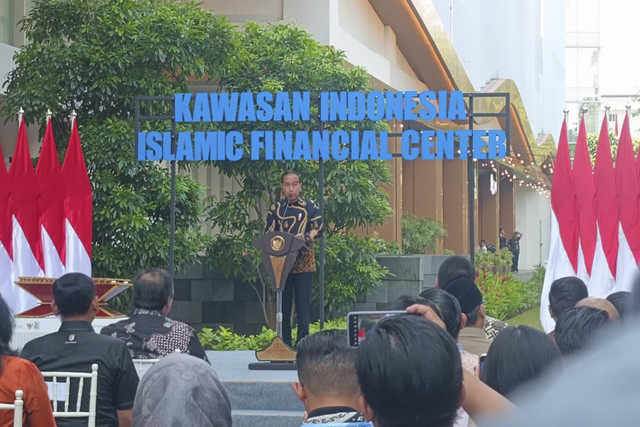 Presiden Jokowi meresmikan Kawasan Indonesia Islamic Financial Center dan Kantor FIBA Indonesia di Menara Danareksa, Jakarta Pusat, Selasa (17/9/2024). Foto: Zamachsyari/kumparan