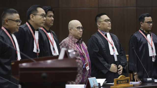 Pemohon Antonius Nicholas Stephanus Kosasih mantan Direktur Investasi PT Taspen (Tengah/Batik) dengan kuasa hukumnya saat sidang perdana di Ruang Sidang Mahakamah Konstitusi, Senin (2/9/2024). Foto: Dok. Humas MK