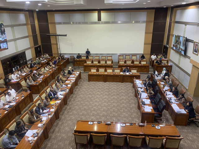 Suasana rapat Komisi III DPR RI bersama Kapolres Jakarta Selatan, Kel. korban dan pengacara Alm. Rasich Hanif serta Kuasa Hukum Sdri. RE kasus Bullying SMA Binus Simprug di ruang Rapat Komisi III, Senayan, Jakarta, Selasa (17/9/2024). Foto: Luthfi Humam/kumparan