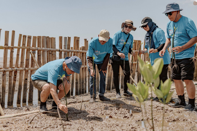 President Director PT Sankyu Indonesia International Ikuo Morino secara simbolis menanam bibit mangrove di Kawasan Mangrove Lantebung Kota Makassar. Kegiatan ini merupakan dukungan yang diberikan PT Sankyu Indonesia International dan Yayasan KEHATI untuk menambah luasan RTH Kota Makassar. Foto Yayasan KEHATI